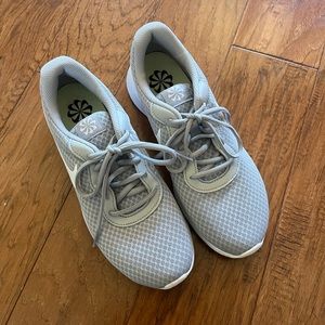 Size 9.5 WOMEN'S NIKE TANJUN SUSTAINABLE SNEAKERS grey